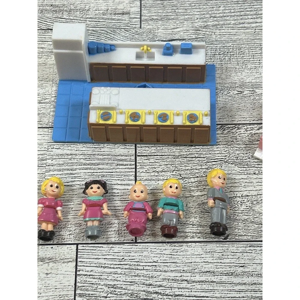 Vintage Galoob My Pretty‎ Dollhouse Kitchen Bathroom Nursery & Family 5 Dolls